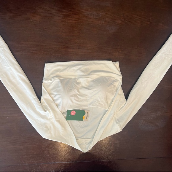 NWT Halara crop top sport with thumb holes. Buttery white with pads and support - Picture 4 of 12